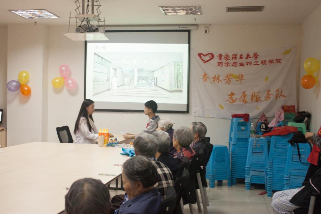 志愿者通过情景剧生动演绎医改变化