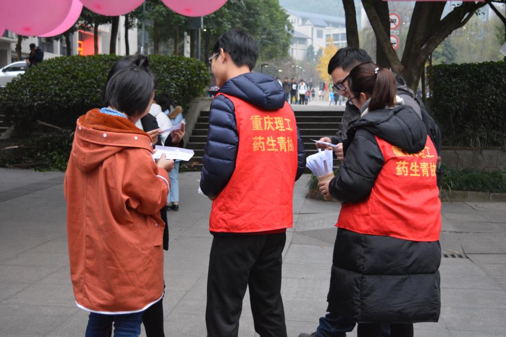 志愿者普及献血知识