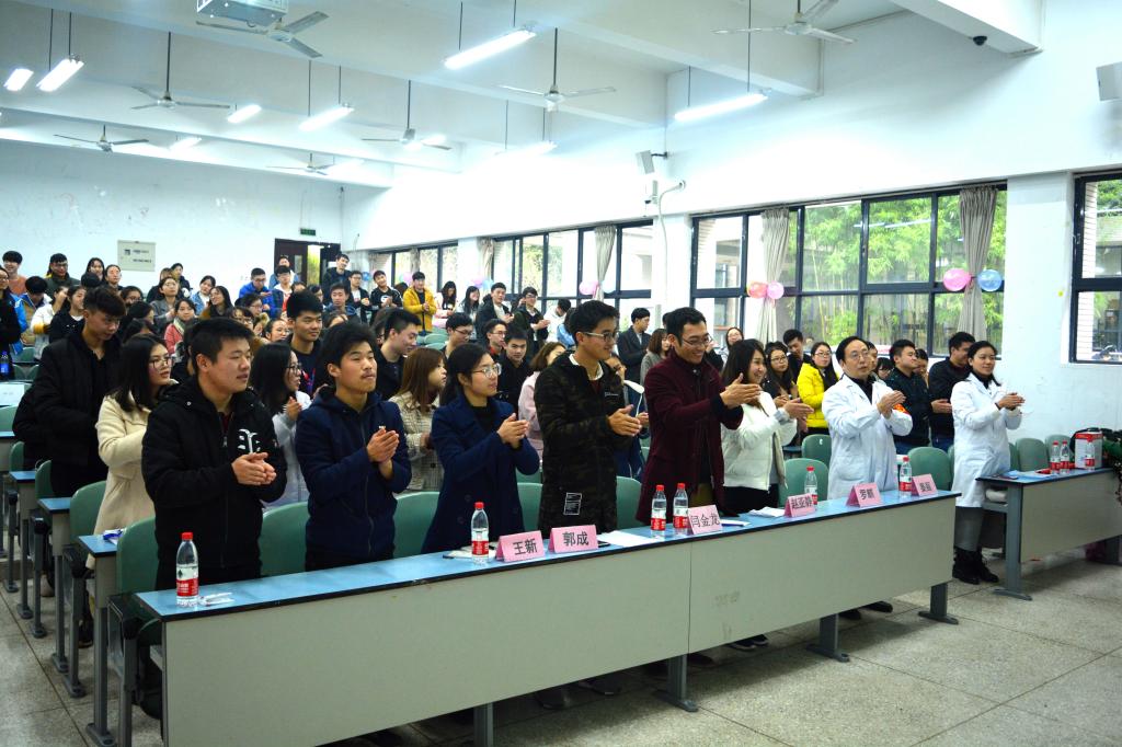 全体师生学习“七步洗手法”