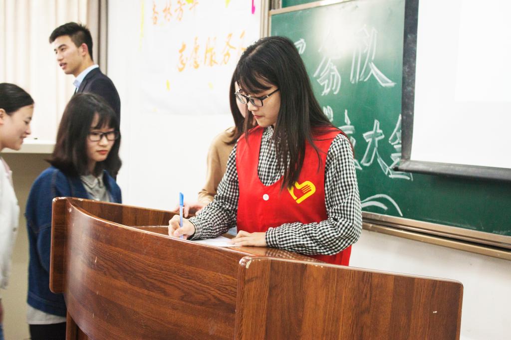 图5“杏林芳华”志愿服务队队员签署承诺书