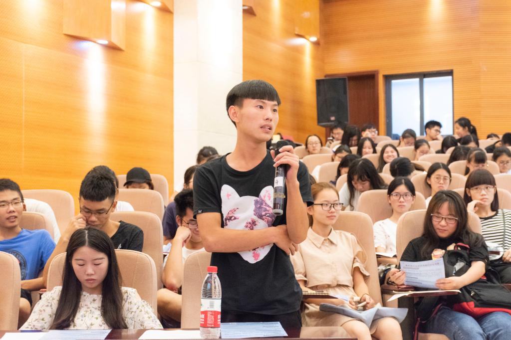 同学们积极提问