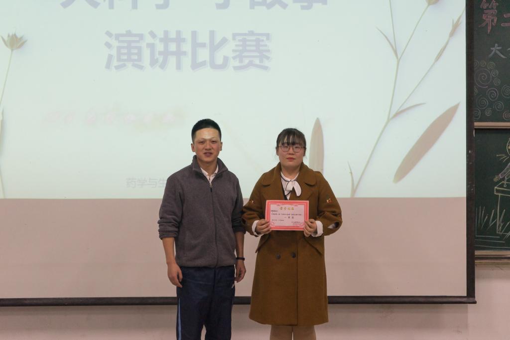 团总支书记罗鉴益为一等奖获得者刘梦琪颁奖