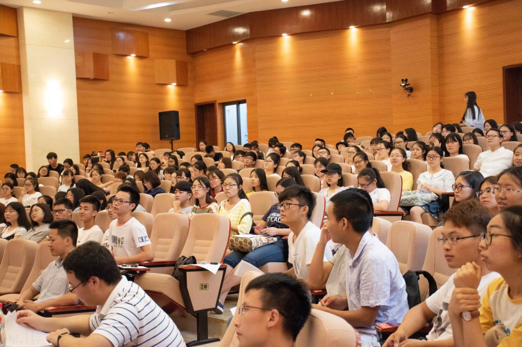 同学们认真聆听专业分流宣讲会
