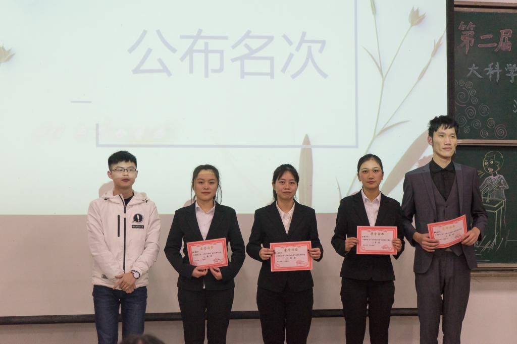 校大学生科协副会长饶李佳为获得三等奖选手颁奖