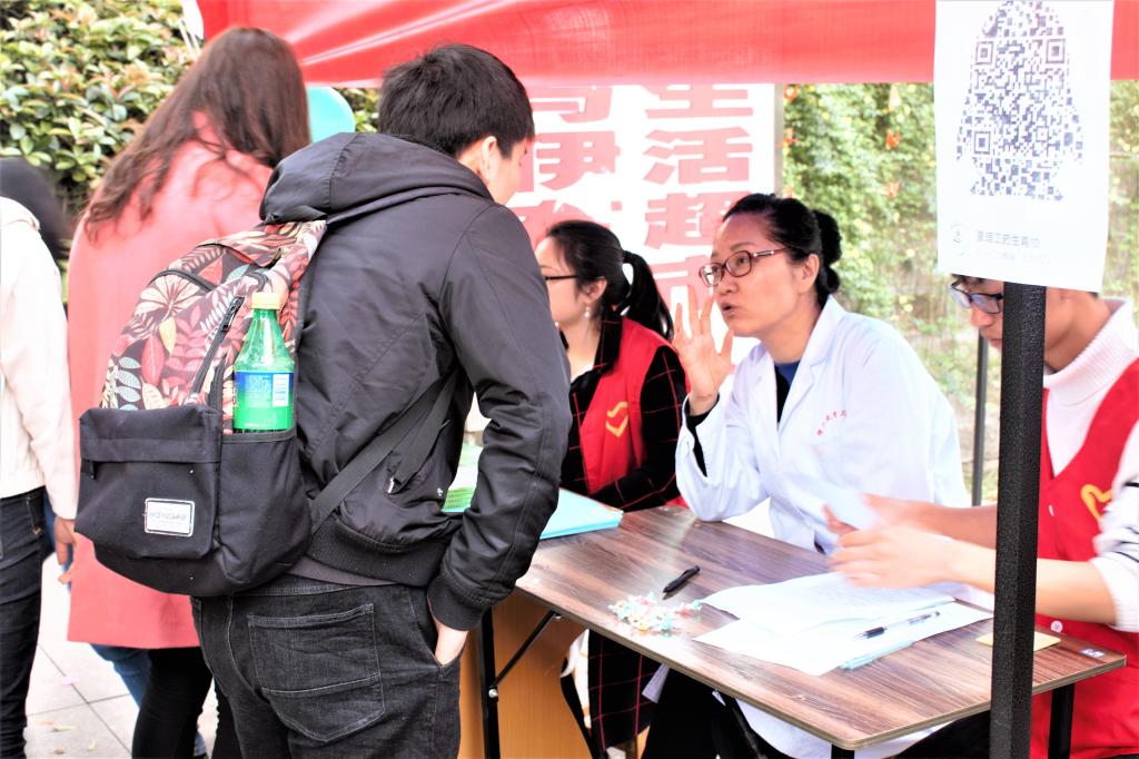 图3王莉医生现场为同学们答疑解惑