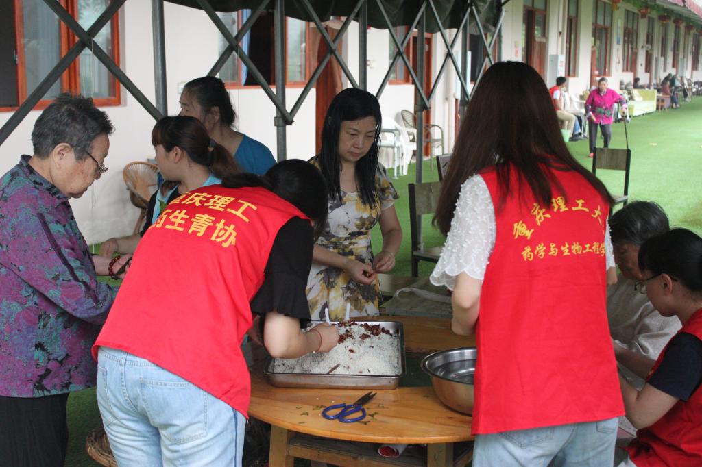 志愿者和老人一起包粽子