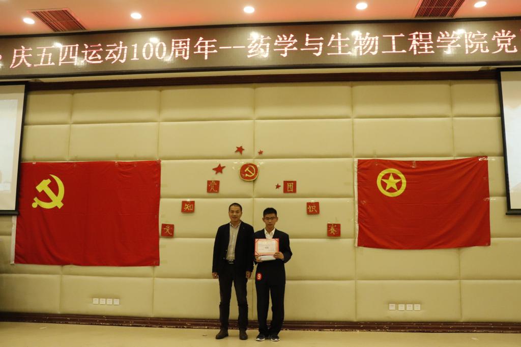 党威老师为一等奖选手颁奖