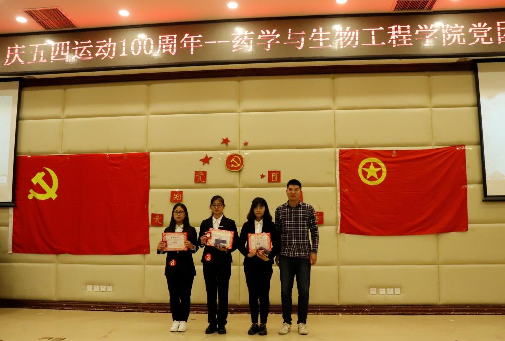 董明老师为三等奖选手颁奖