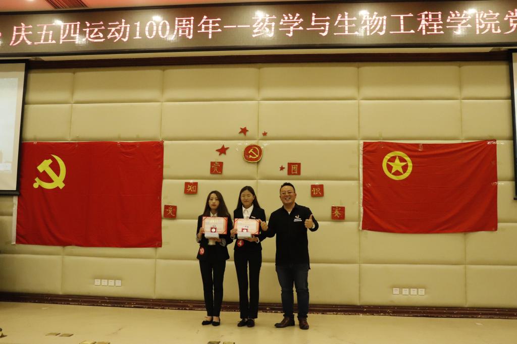 刘广超老师为二等奖选手颁奖