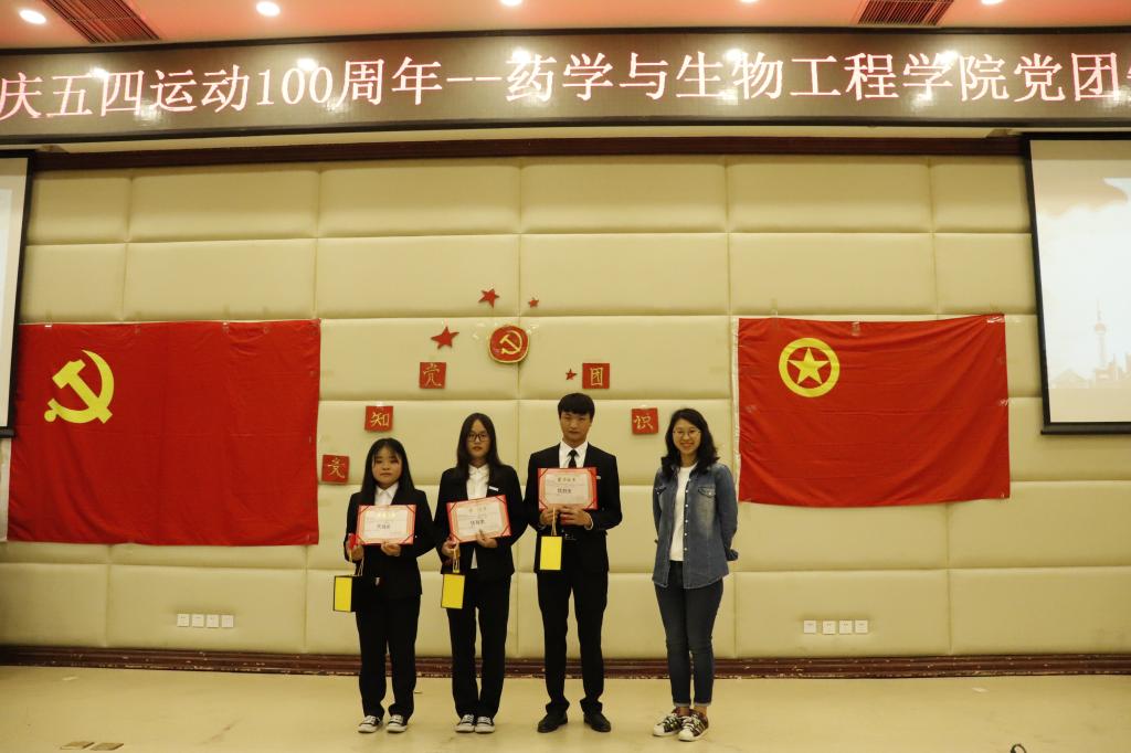 解泉华老师为优胜奖选手颁奖
